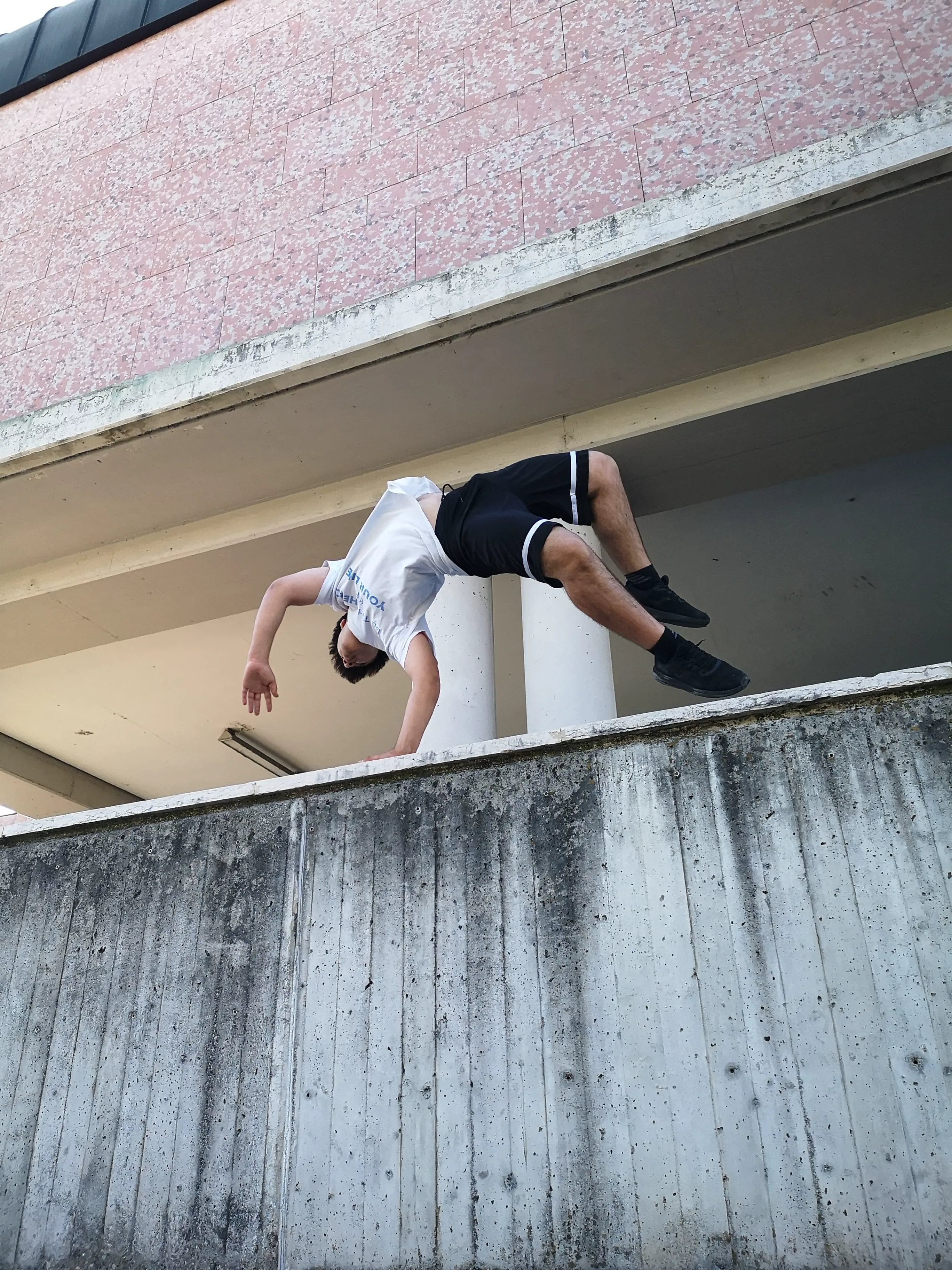 Un atleta esegue una rotazione acrobatica