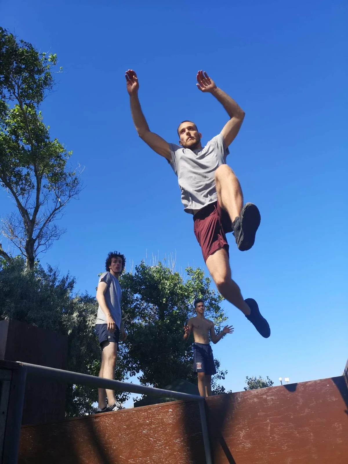 Dimostrazione di un movimento di parkour durante un allenamento